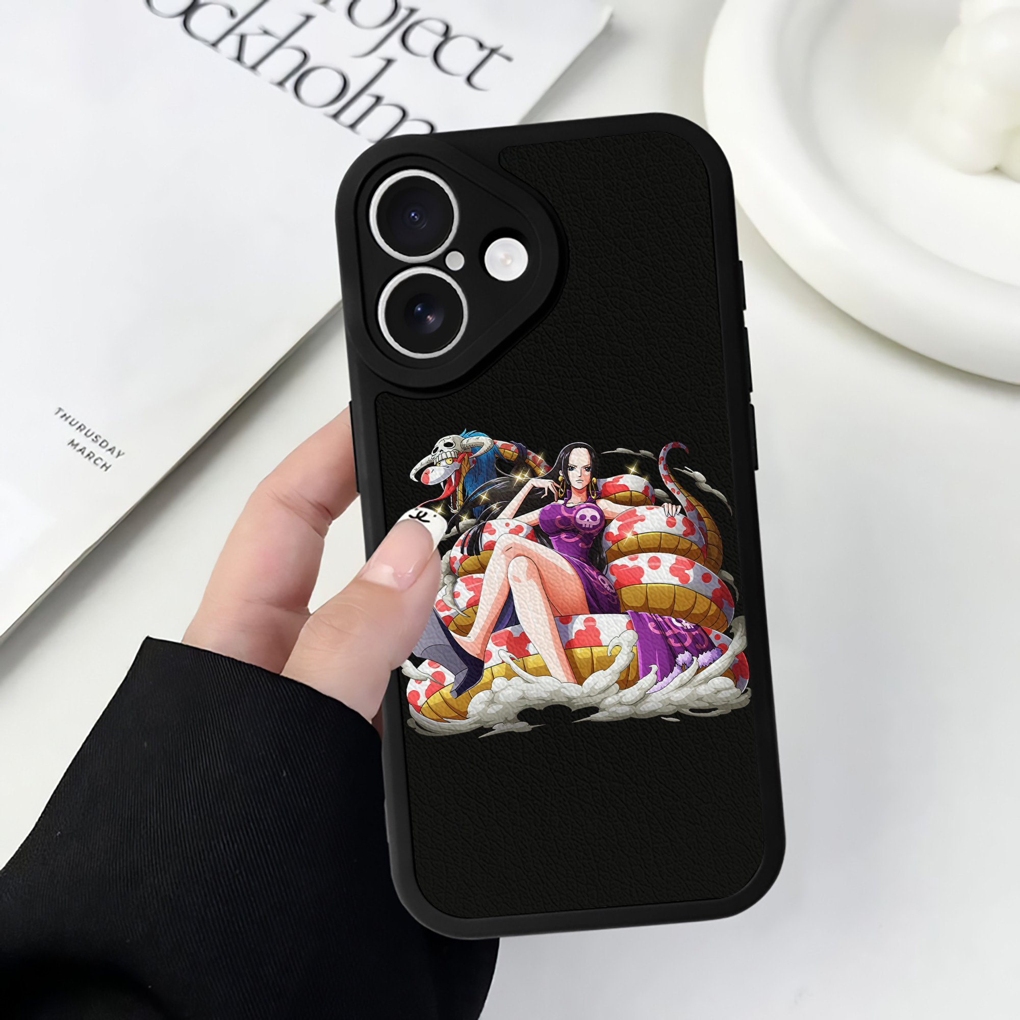 （画像用） ワンピース ボア・ハンコック ONE PIECE Boa·Hancock 【iPhone 16シリーズ対応】シリコンスマホケース（レザー調） 材質：シリコン